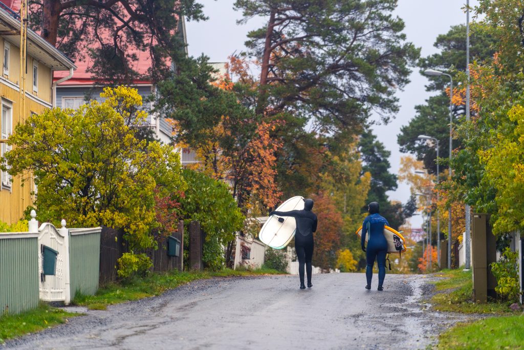 Kaksi surffaria kävelee Uniluodon tiellä