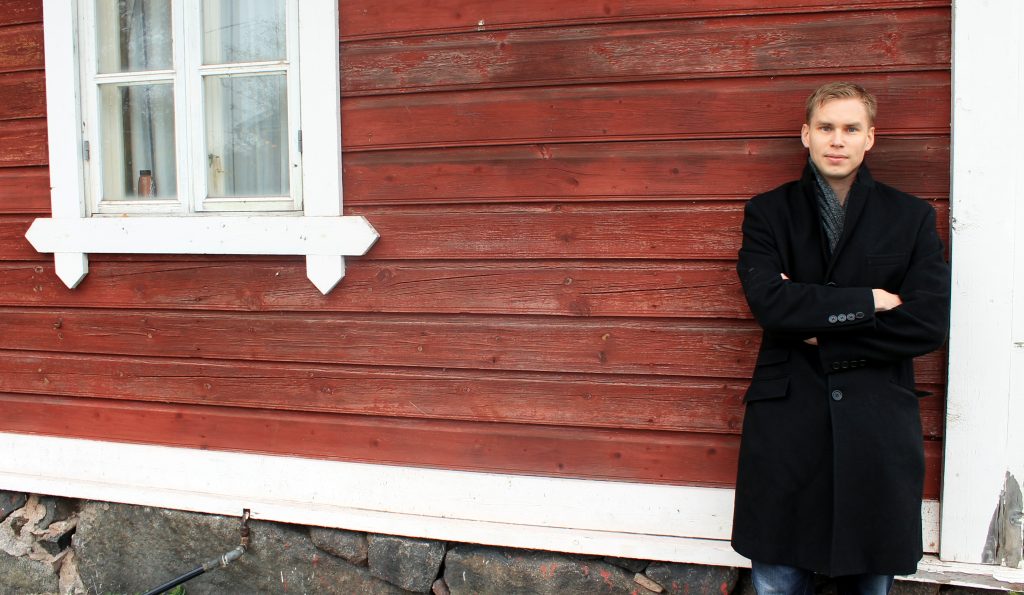 Arttu Tuominen punaista seinää vasten