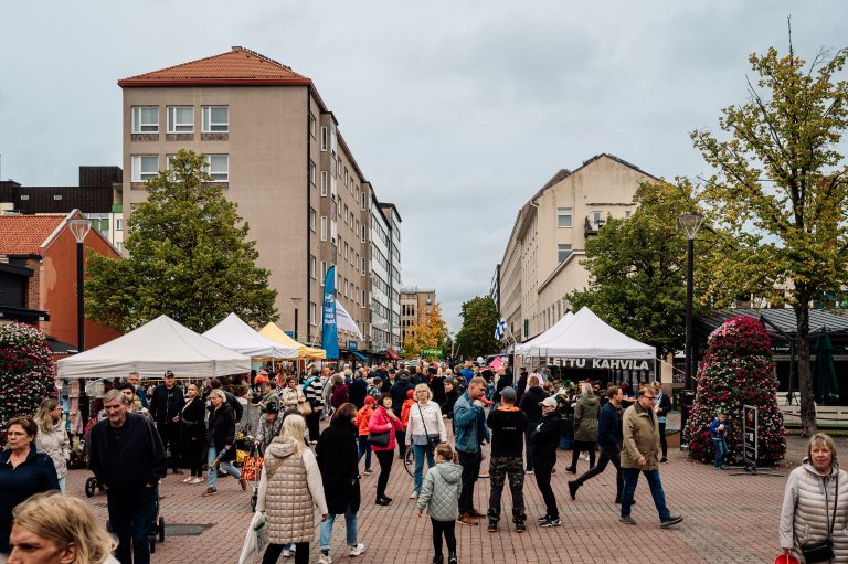Porin Päivänä ihmisiä kävelykadulla