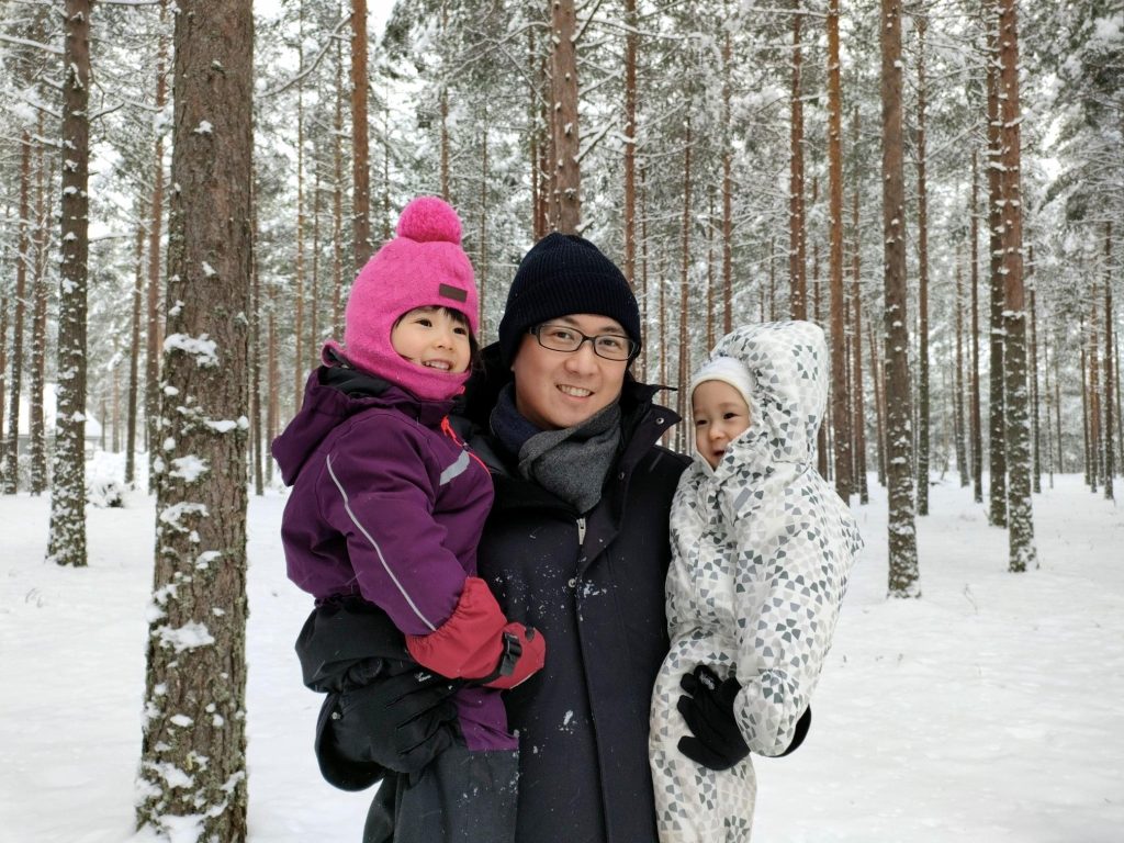 Perhe Yyterin talvisessa metsässä