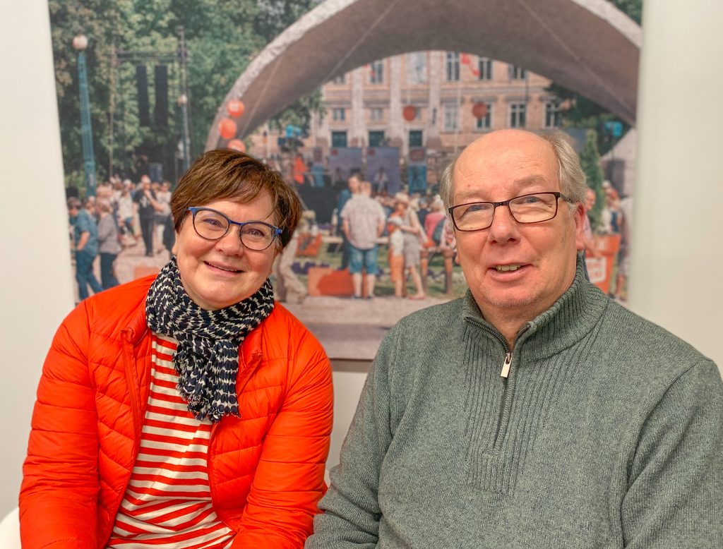Tiina ja Ilkka Vahtokari taustallaan kuva SuomiAreenasta